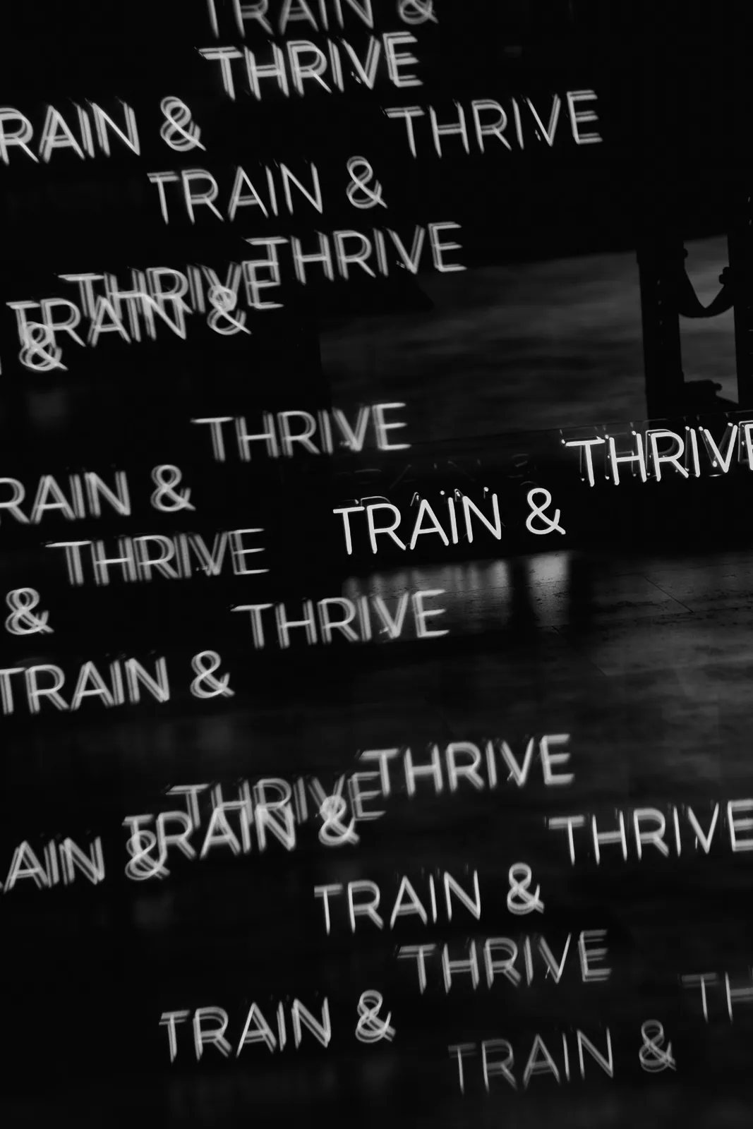 Train & Thrive Schriftzug im Studio